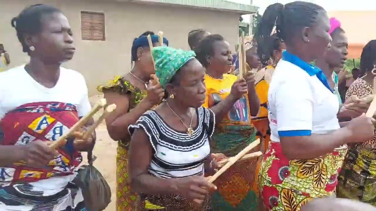 Adjomlé : Danse de réjouissances en pays Baoulé ( Sakassou République de Côte d'lvoire )