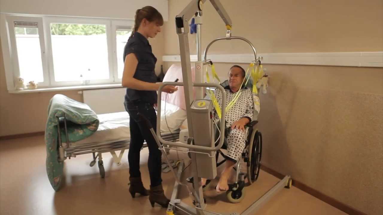 Tillen met de Maxi verrijdbare tillift met een tilband of Surehands tilbeugel.