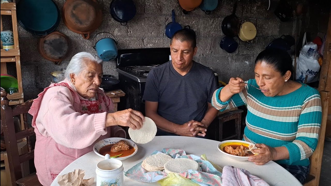 Estamos  comiendo  un chilposito  de codillo  de cerdo con la familia 