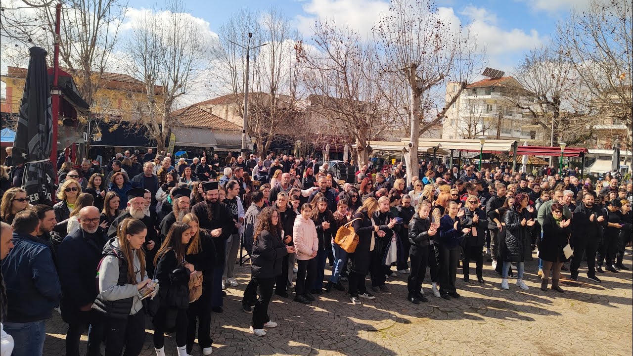 ΦΑΡΚΑΔΟΝΑ | Ρίγη συγκίνησης στην διαμαρτυρία για την τραγωδία των Τεμπών