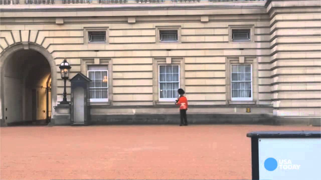 Buckingham Palace guard shows off his cheeky moves
