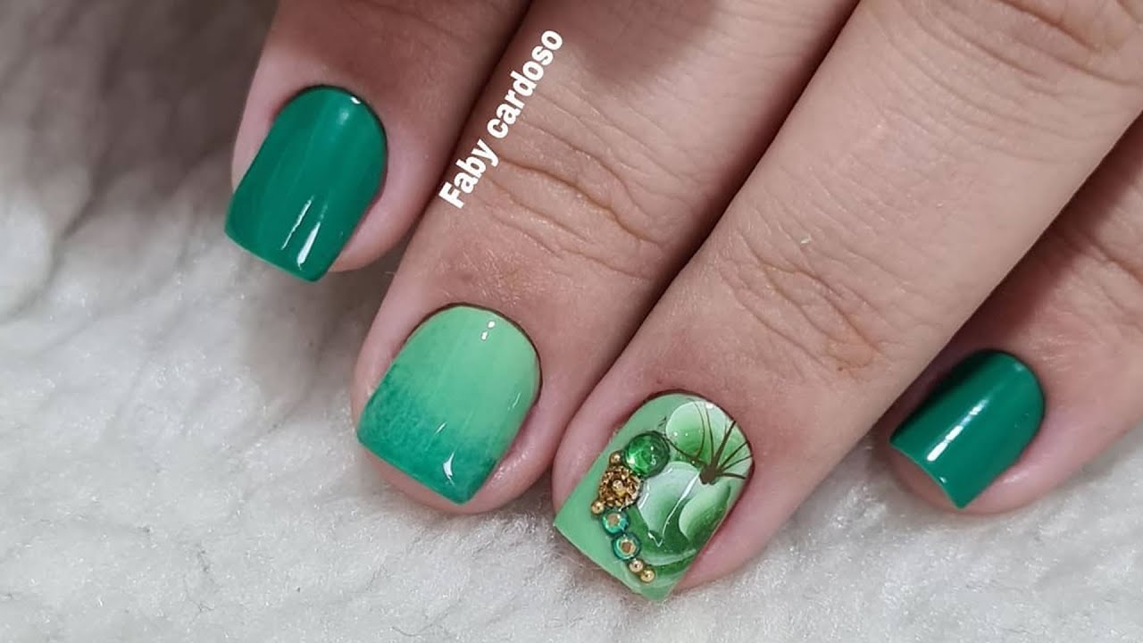 Unhas Decoradas em Verde, Joia de Unha e Adesivo -  Maravilhosa!