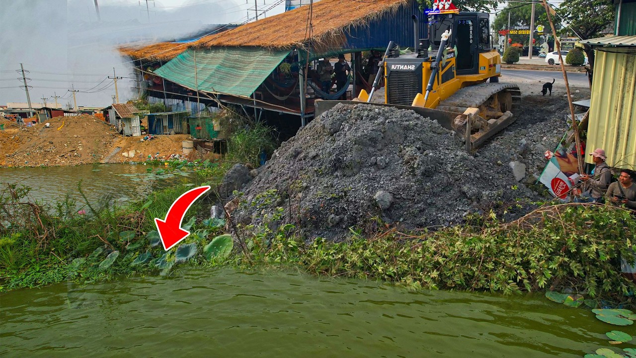 New START Landfilling by dump truck wheel 10 soil , Bilding Dozer Shantui Using Pushing Stones