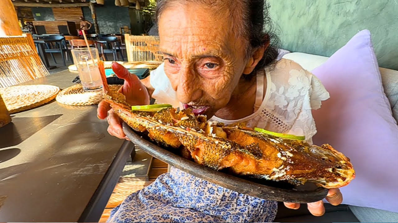 Abuela conoce el mar y se come un pescado 