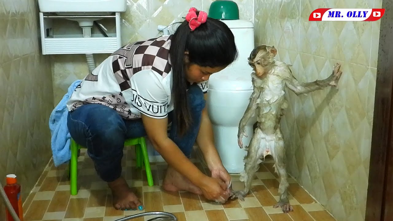 Smart Mister KAKO Stand Taking Bath Like Human