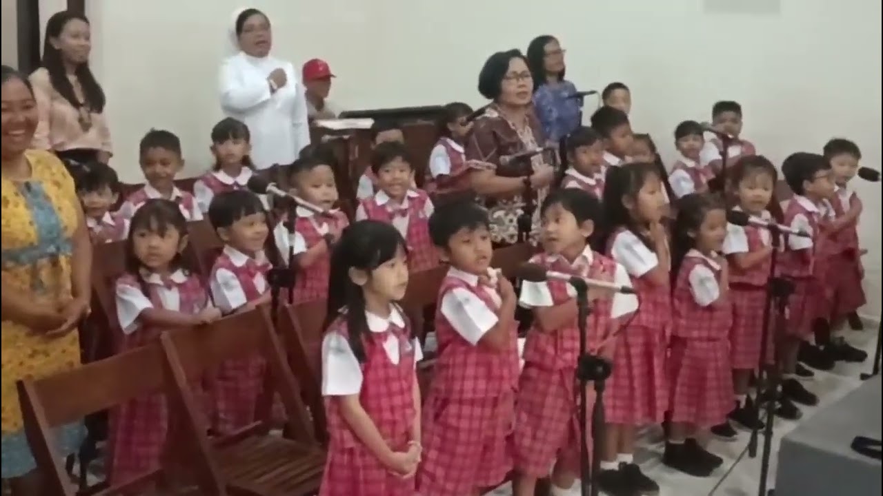 Tugas koor di gereja paroki atmodirono