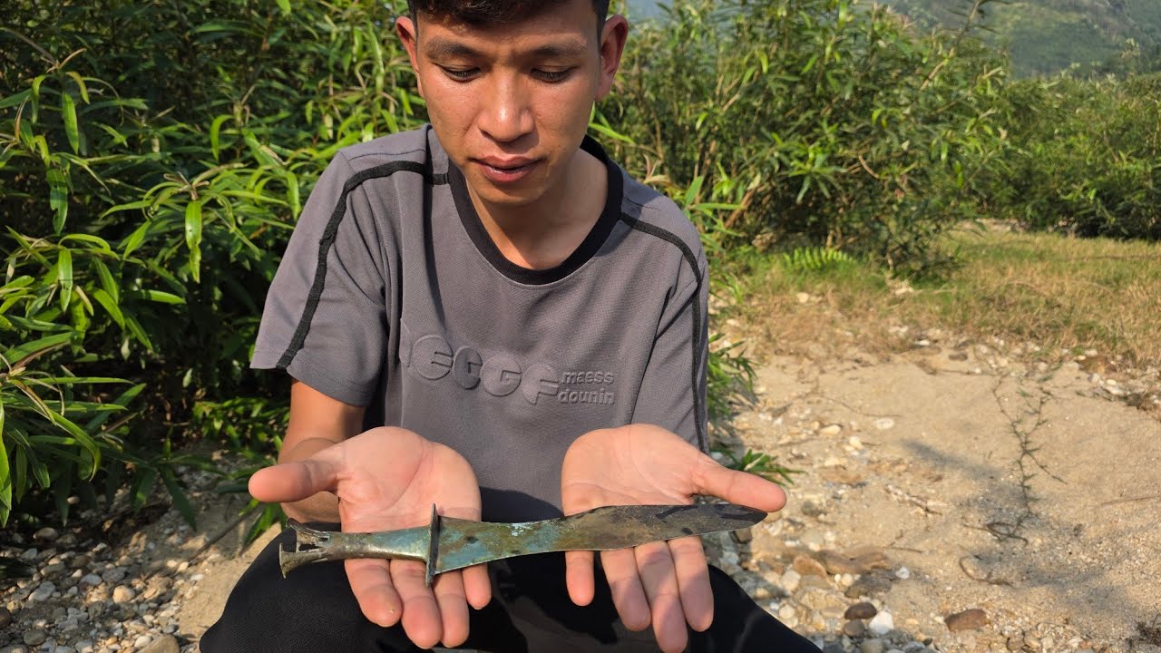 Phát Hiện Một Con Dao Chữ 