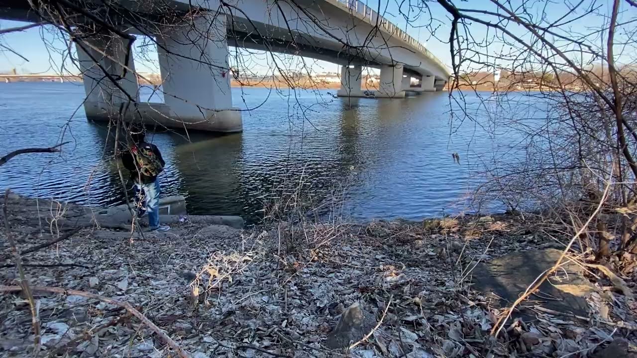 Fishing the Mighty Mississippi River with a Rapala rap V Blade rattling Shad. 🎣
