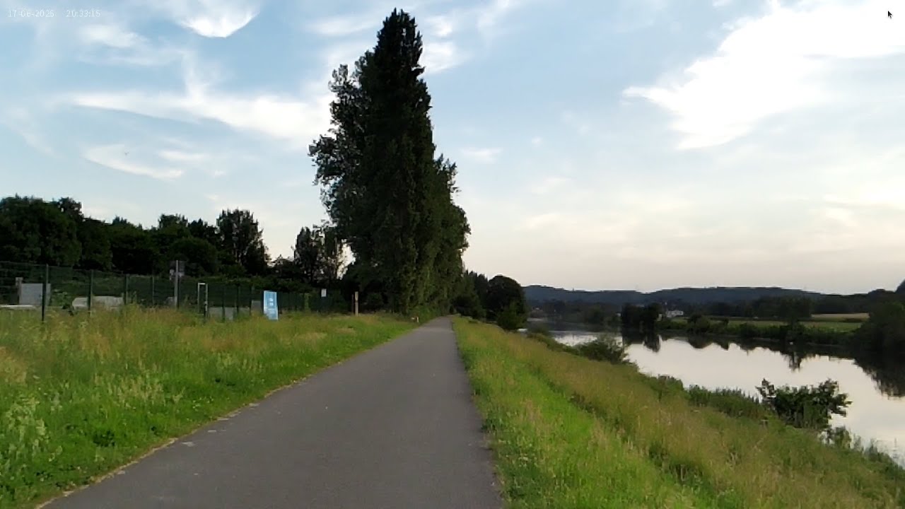 Fahrradtour, Wuppertal-Witten-Hattingen. Straßensperrung, Abfahrt durch den Wald, Ruhrtal Radweg.