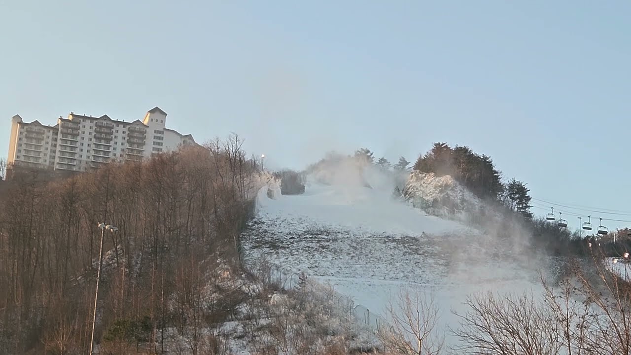 스물스물 피여나는 안개처럼 보이는 ❄️눈보라❄️ (겨울 찬바람에 산허리를 감싸고 도는 눈보라)