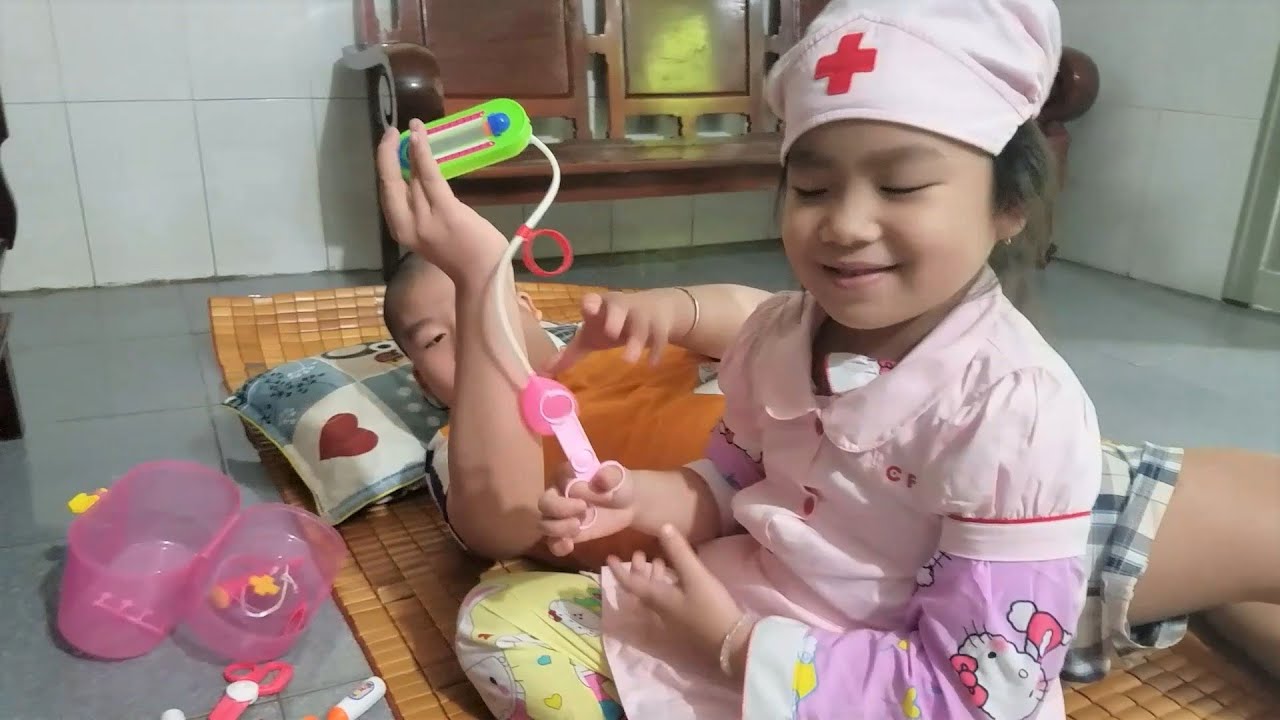 Bác sĩ nhí Xí Muội và anh hai Mão vui chơi P1 - 150113092022 - Xí Muội Family