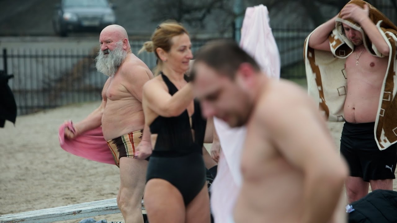Свято Водохреща. Попри застереження влади кияни прийшли пірнати у Дніпрі