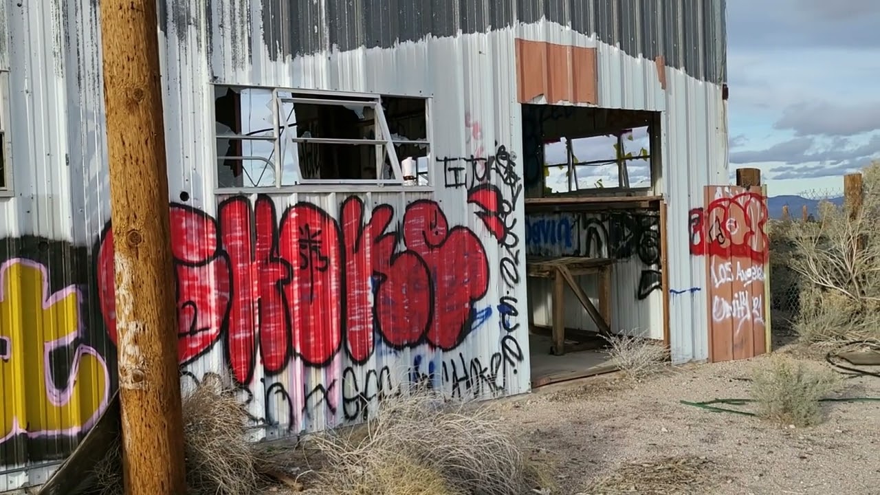 Live For Graffiti - Halloran Summit pt 2 Abandoned Gas Station Graffiti - Tagging Bombing Throw Ups