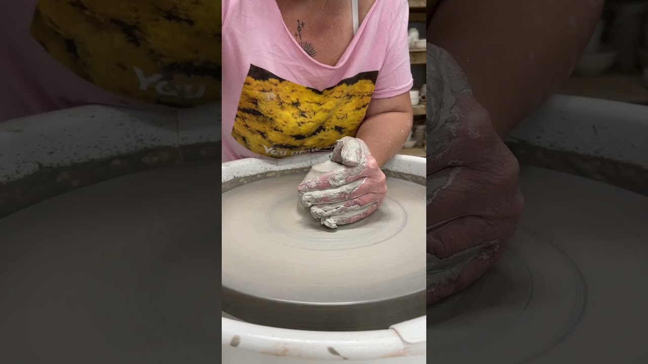 Centrer la terre - D&eacute;mo Rang Nord - Cours de poterie