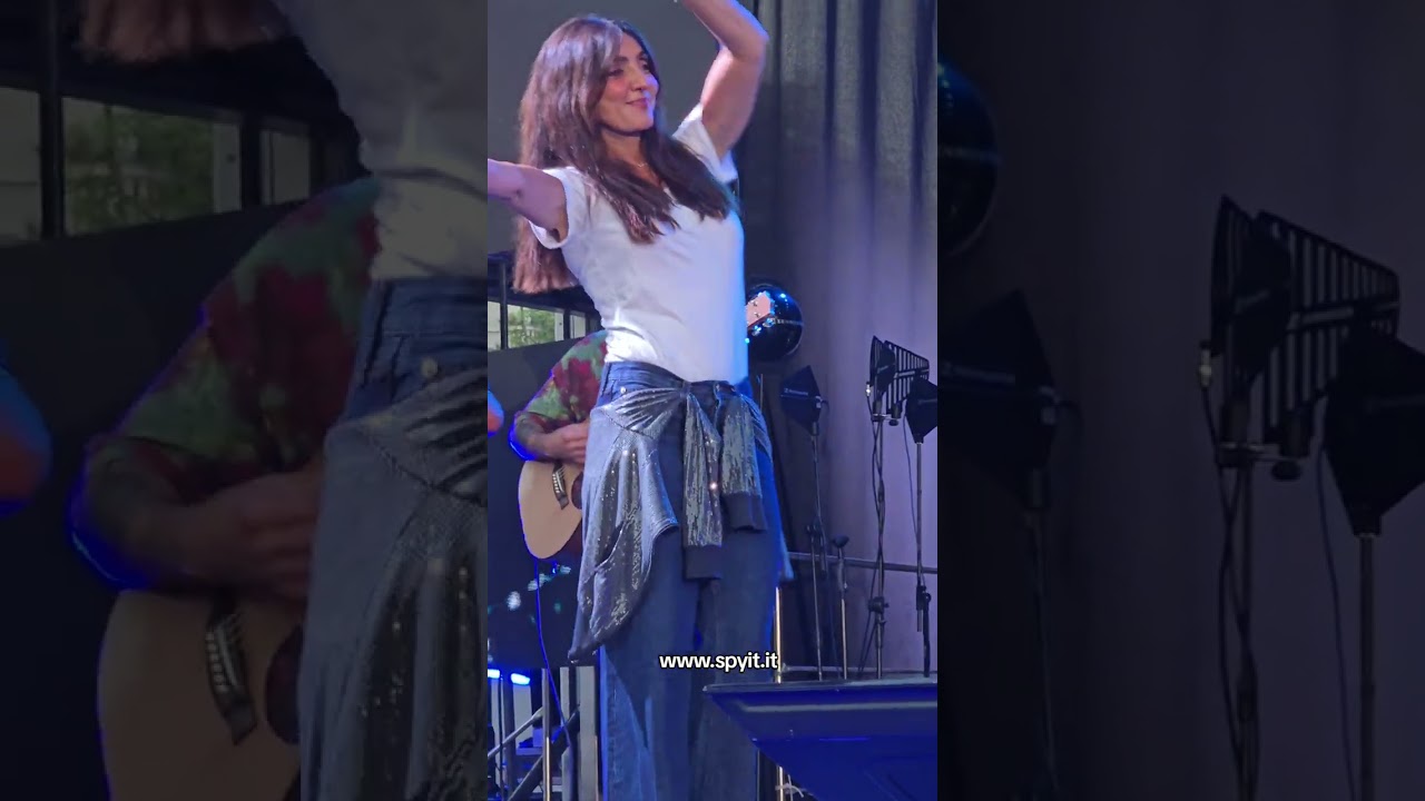 Ambra canta T'appartengo con la figlia Jolanda al Milano Pride 2025 🏳️‍🌈
