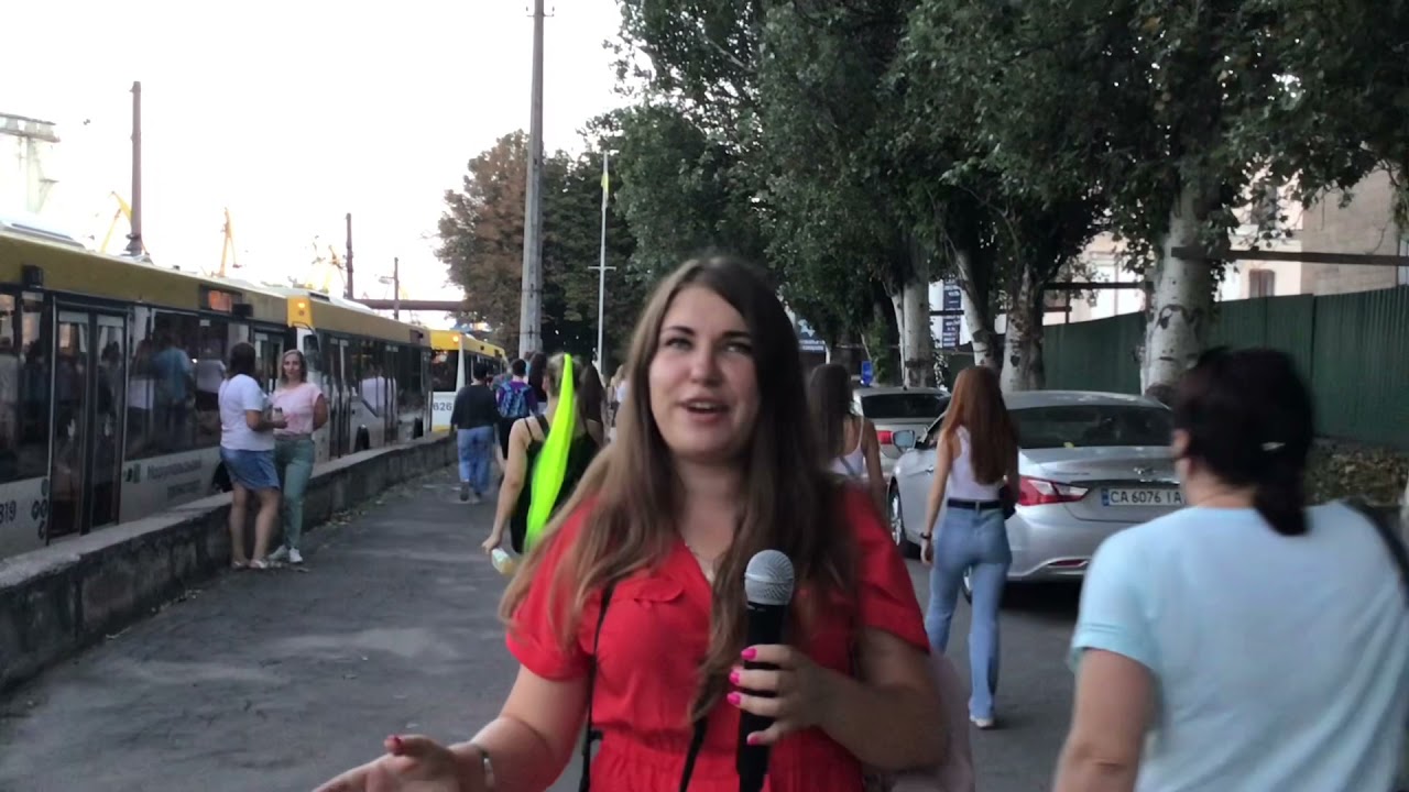 Толпа гостей бежит на фестиваль MRPl fest