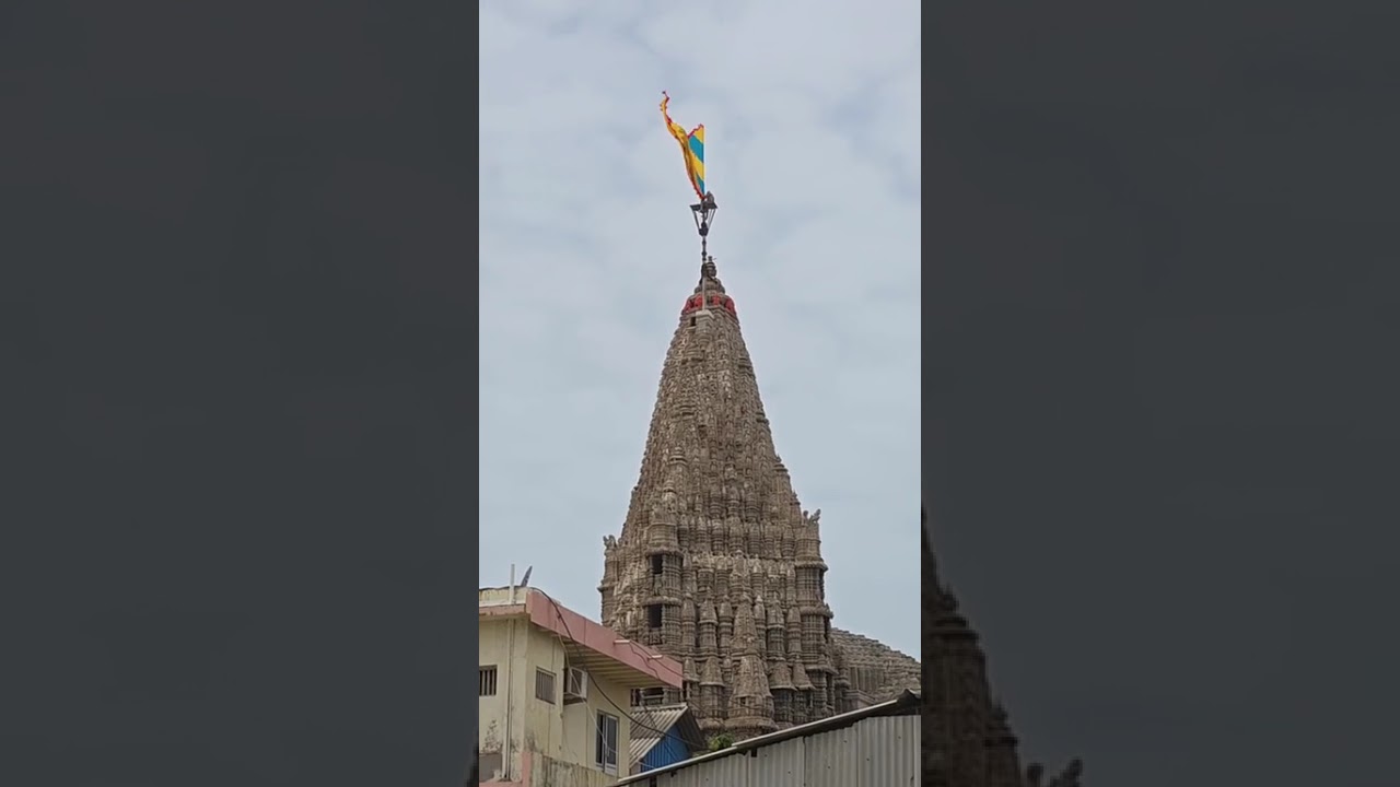 Lord Shri Dwarkadhish Temple Live Flag Hoisting Darshan with Vrinda Padhiya. 