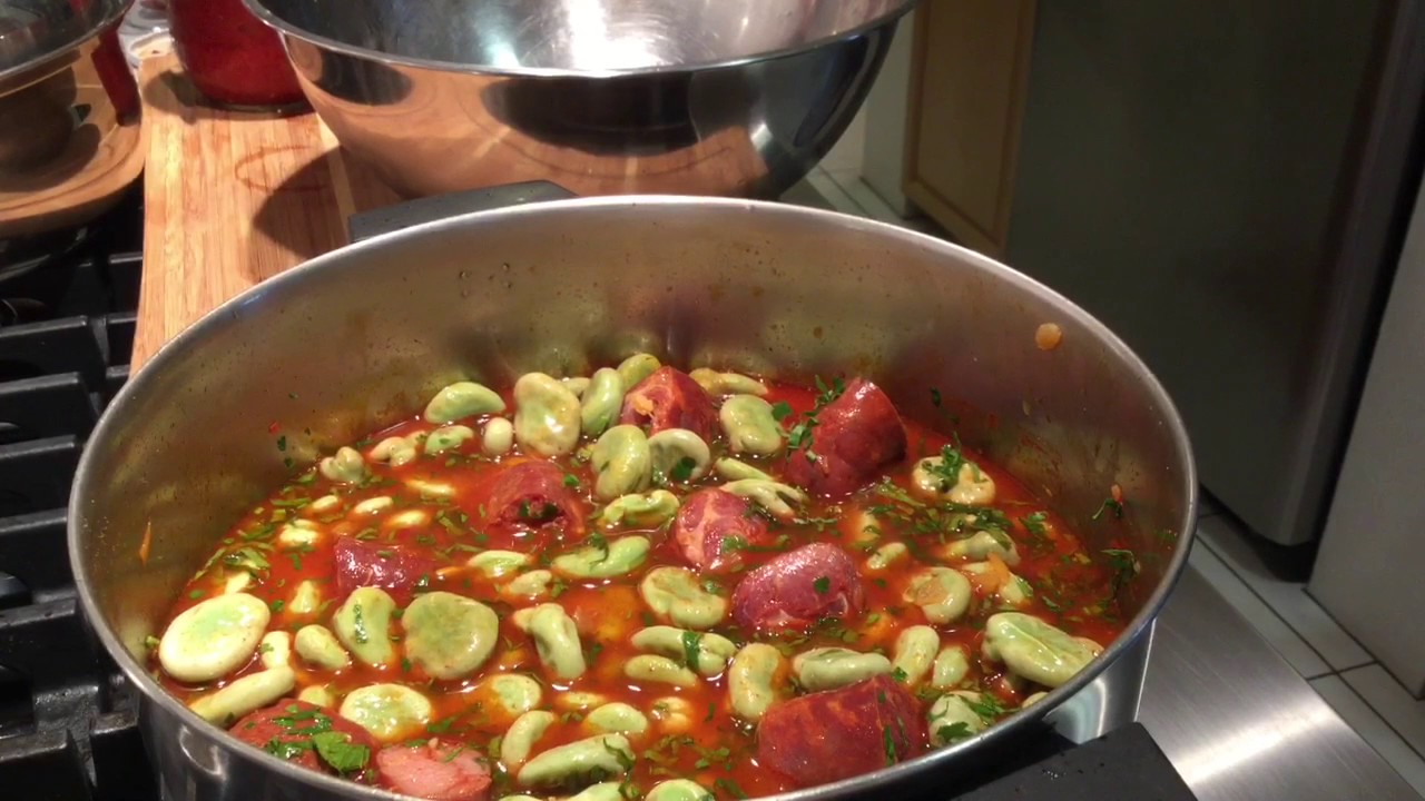 Fava Verde guisada com Chouriço e Ovos Escalfados