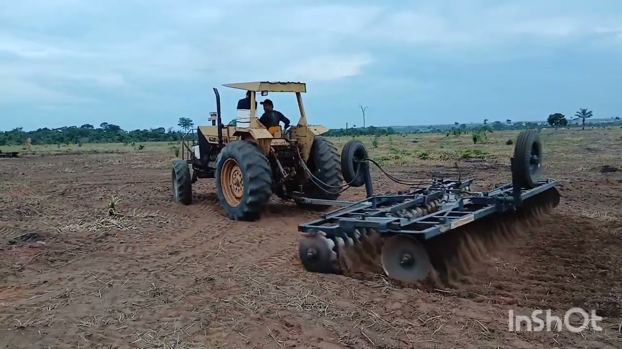 Trator Valmet 118 não deu conta de puchar a grade.