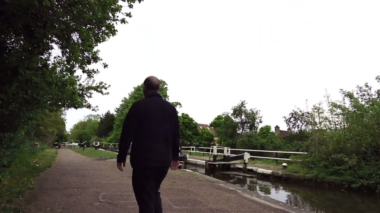 4 HANWELL A NARROWBOAT GOING THROUGH A LOCK