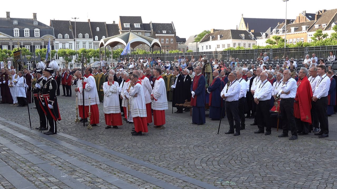 Sfeerbeelden Sterprocessie naar Sint Servaas  Basiliek op 12 juni 2025