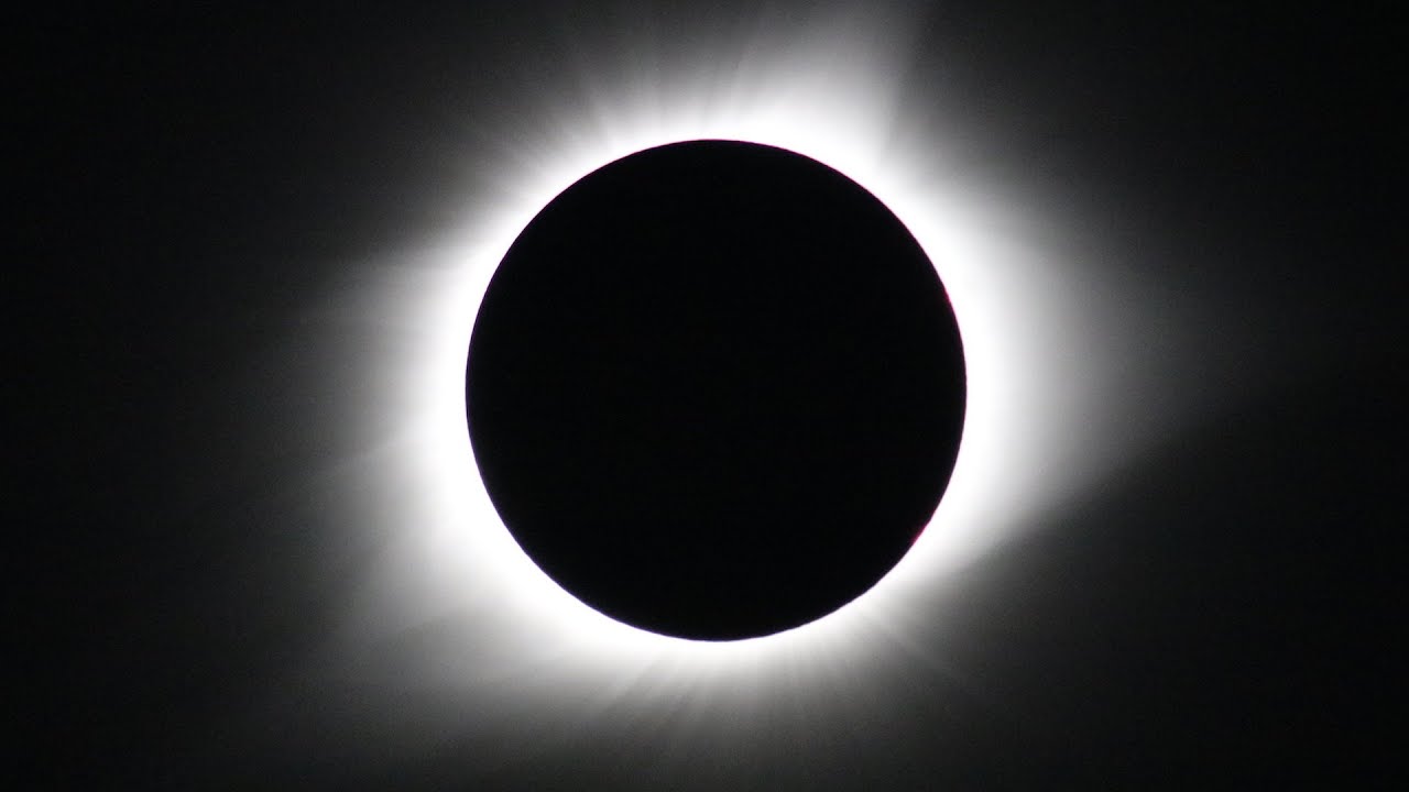 Riguarda lo spettacolo dell&rsquo;eclissi solare totale del 2024