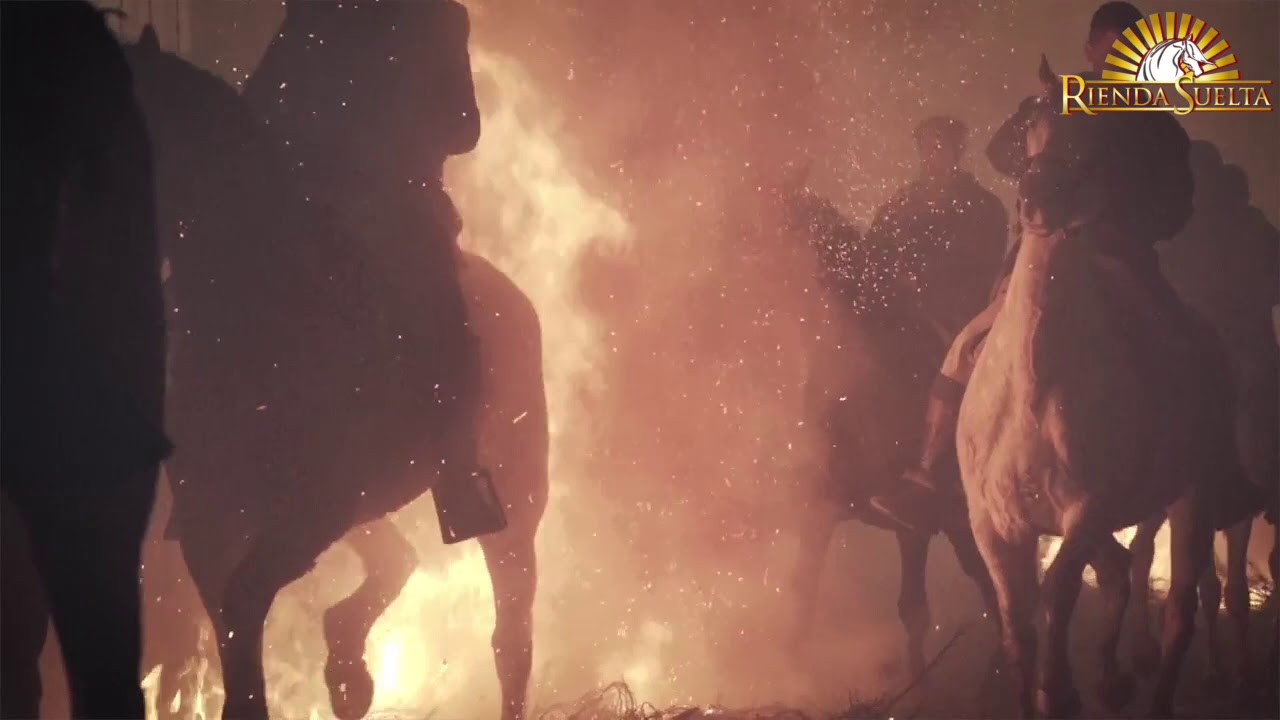 Cruzar a caballo el fuego de las Luminarias en la 