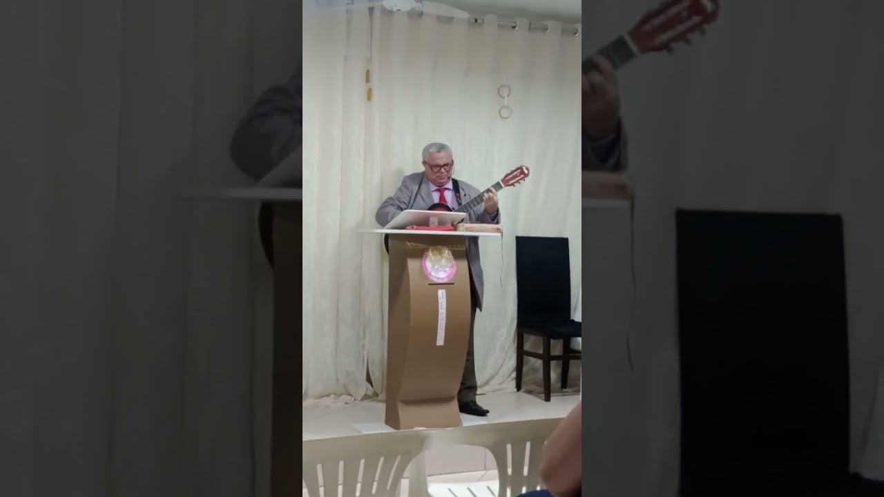 Pastor luiz , louvando 