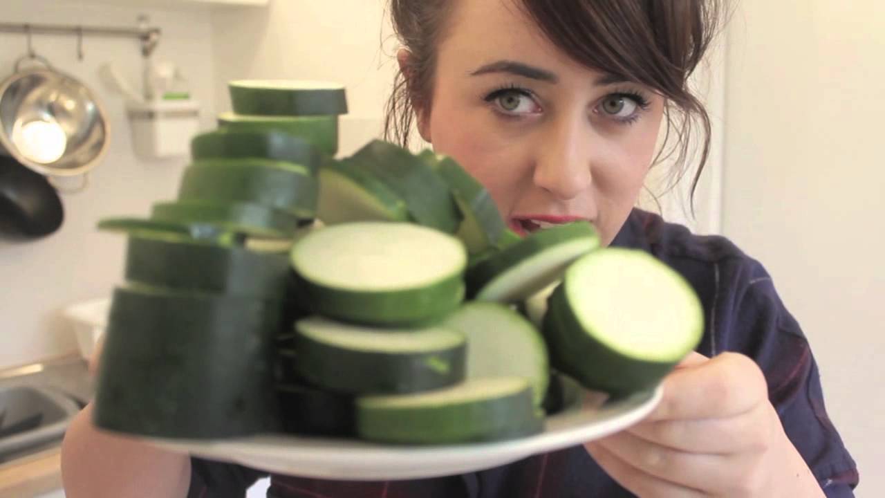 Quick & Easy Courgette Soup! | HealthyHappyLife