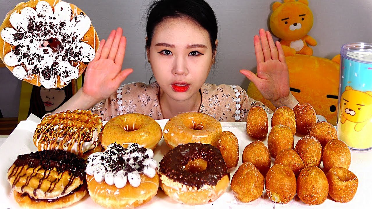 Krispy Kreme Donuts и Chapssal (клейкий рис) пончики едят звук Mukbang