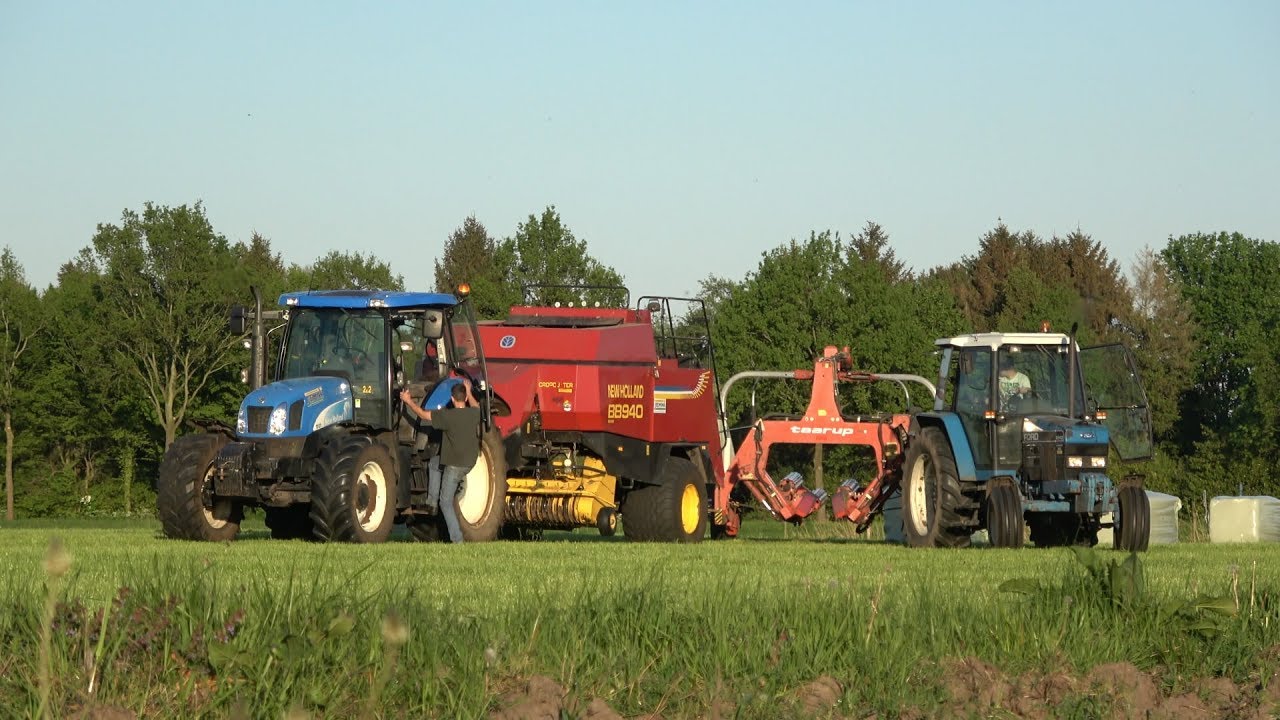 Balen persen en wikkelen - New Holland TS125 met BB940 en Ford 6640 met Taarup 7664 (2018)