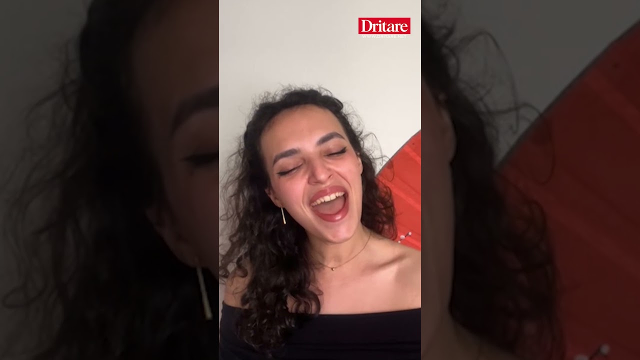 Xhodi k&euml;ndon k&euml;ng&euml;n me fam&euml; bot&euml;rore!