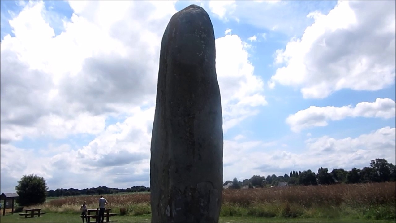 Le menhir de Champ-Dolent en Bretagne