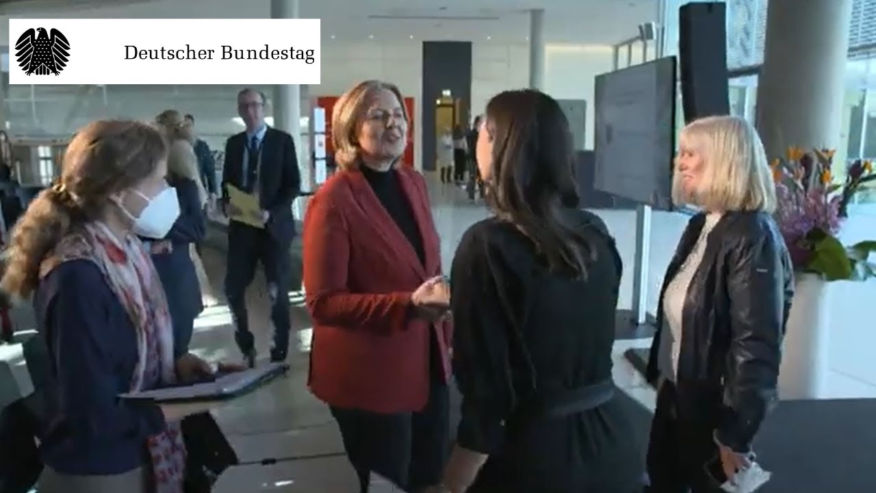 Bärbel Bas prämiert „Han­dy-Jahre einer Kanz­lerin“ mit Medienpreis 2022