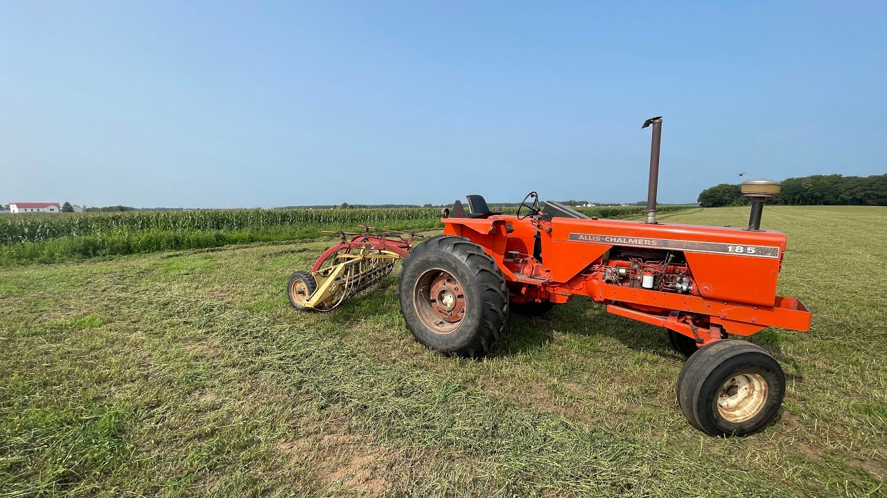 Allis-Chalmers 185 raking hay