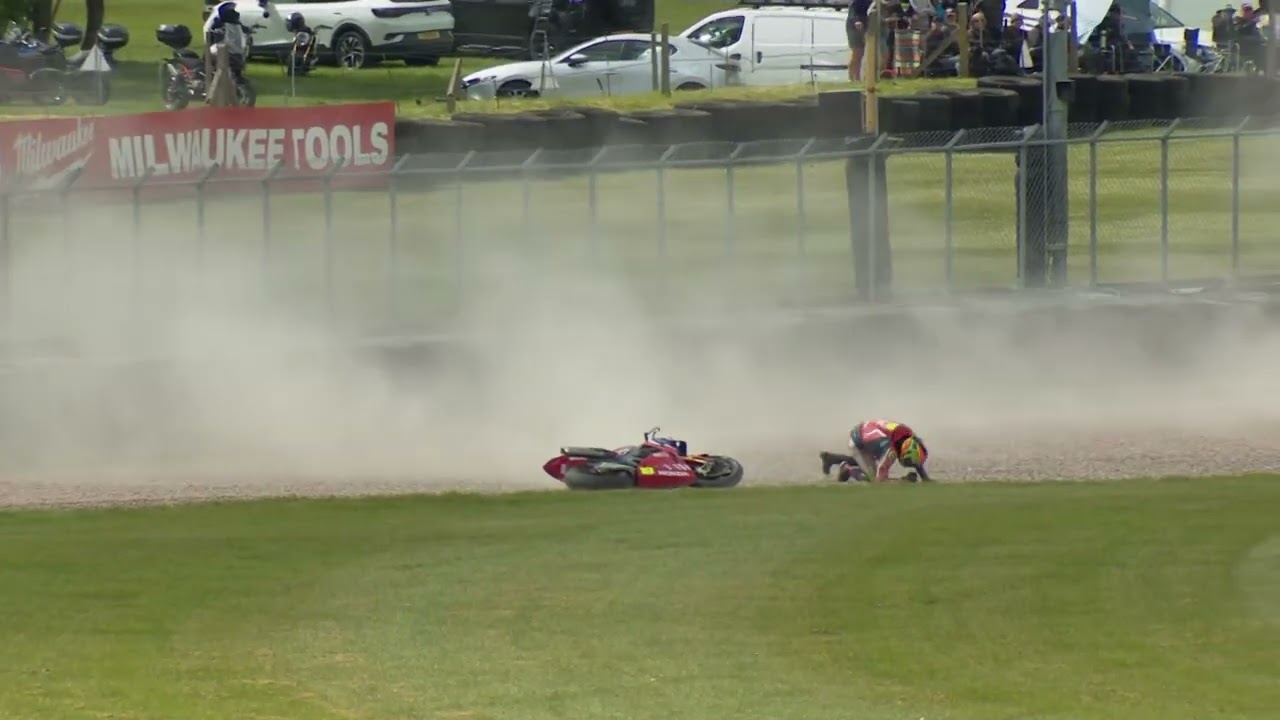 2025 Bennetts British Superbikes: Andrew Irwin crashes in Bandero Caf&eacute; Shoot Out Qualifying