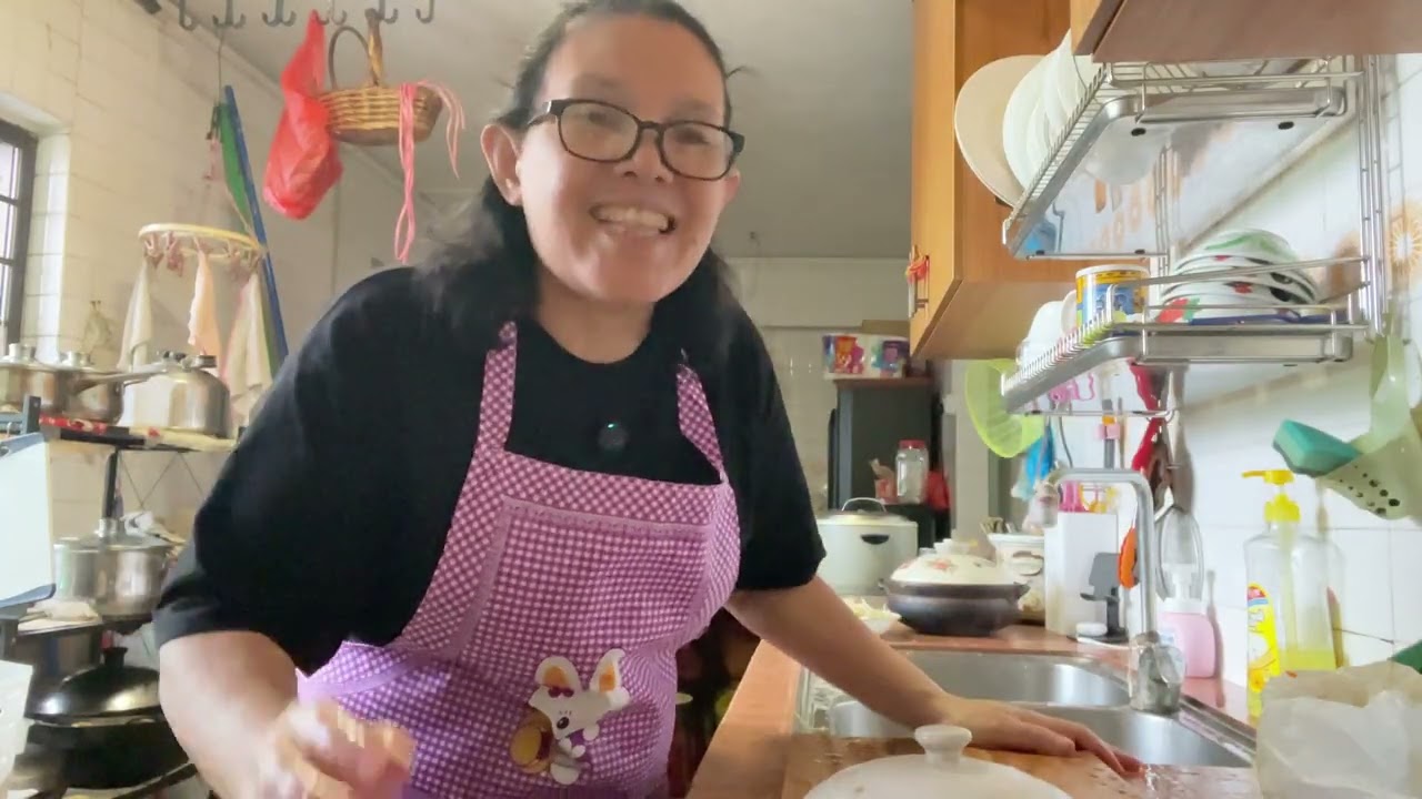 SEBELUM MASAK DI MULAI,MAU IRIS IRIS AMPELA  AYAM BUAT CAMPURAN MASAK SAYUR