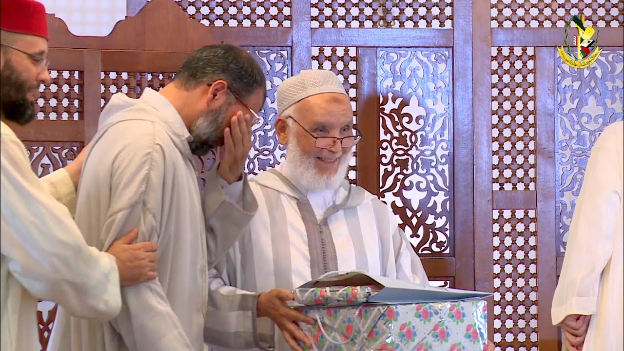 مؤثر || مفاجأة الأستاذ عبد العزيز أوعلال بتكريمه في حفل ختم المصحف بمدرسة ابن القاضي للقراءات