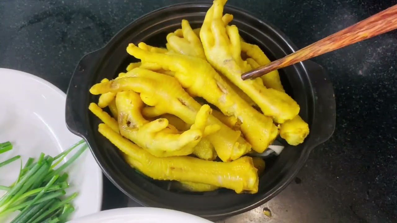 Chân gà hấp hành