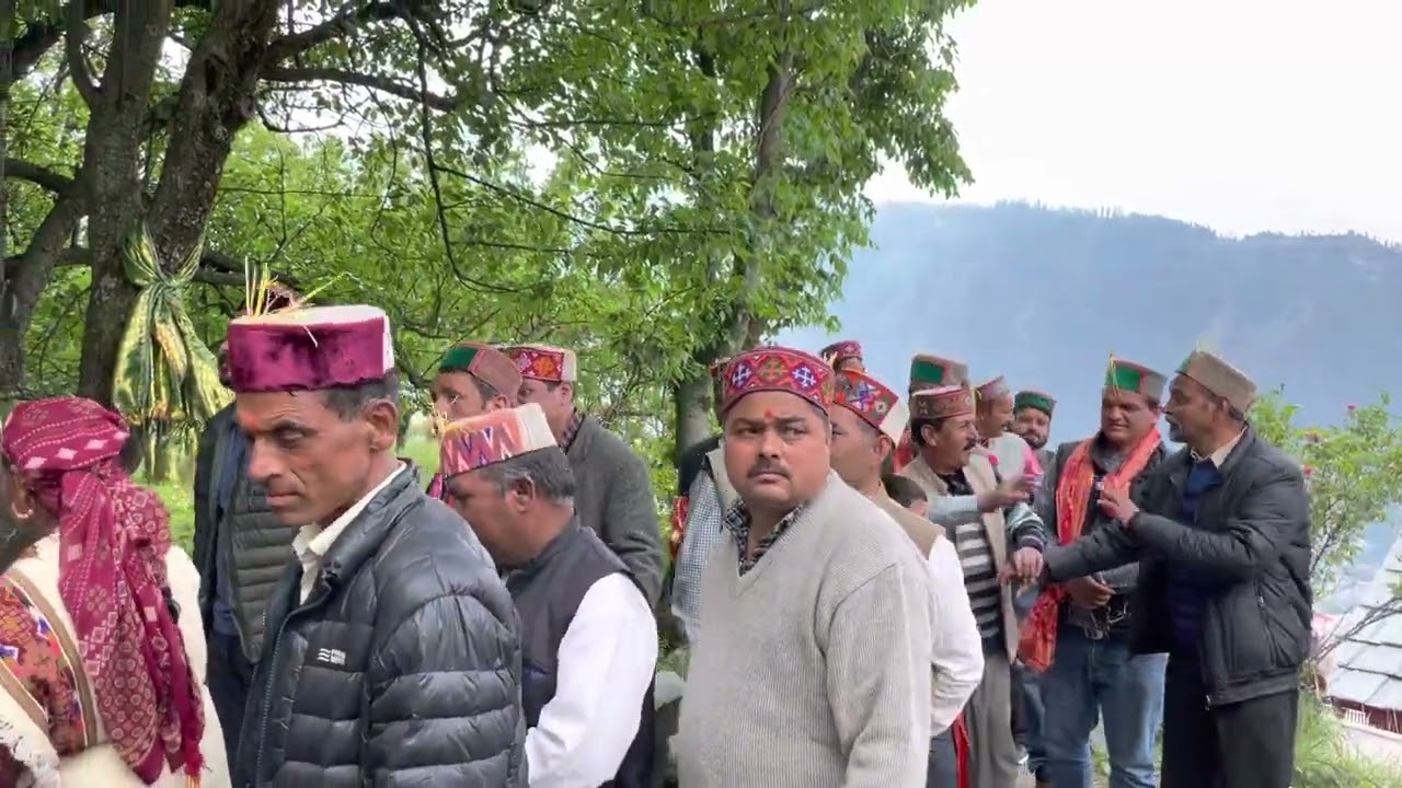 देव थान परिक्रमा करते हुए 🚩 #himachal #devbhumi #devdarshan #himbus #bhajan