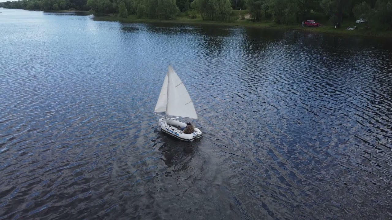 Новые паруса. Маленькая лодка 2,6м. Съемка с дрона. Оболонь. Надувная ПВХ лодка под парусом.