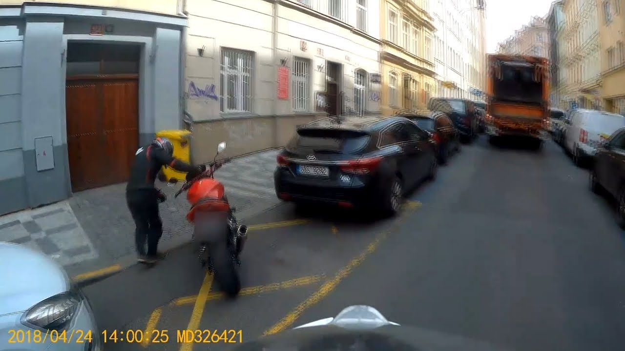 HONIČKA MOTORKÁŘE S POLICISTOU NA MOTORCE
