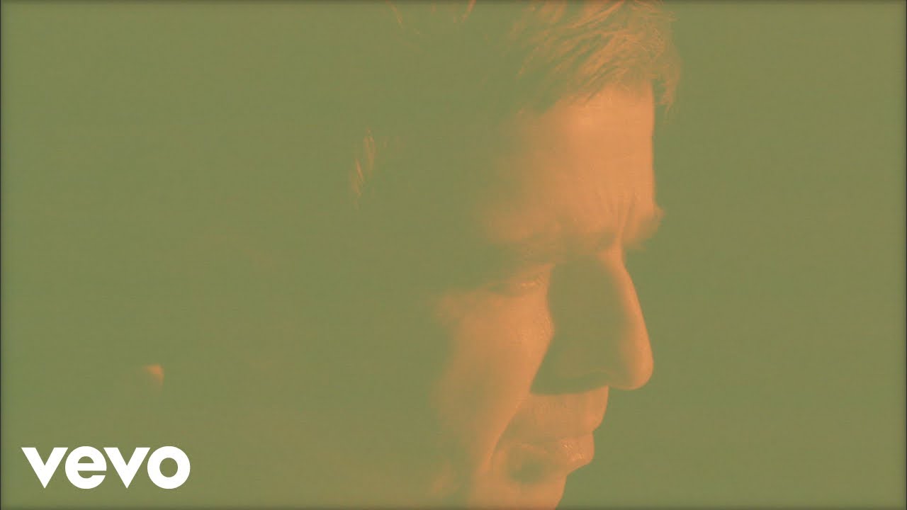 Noel Gallagher's High Flying Birds - In The Heat Of The Moment (Official Video)