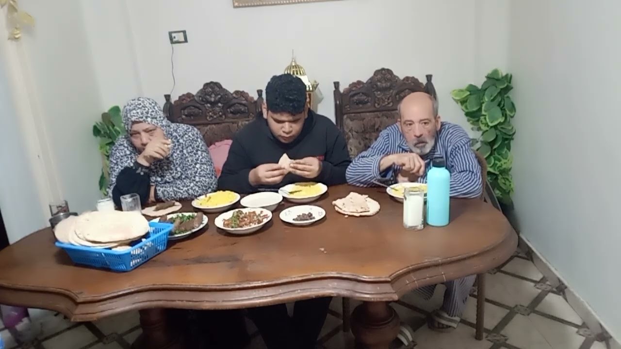 فطار اول يوم رمضان كل سنه واحنا طيبين