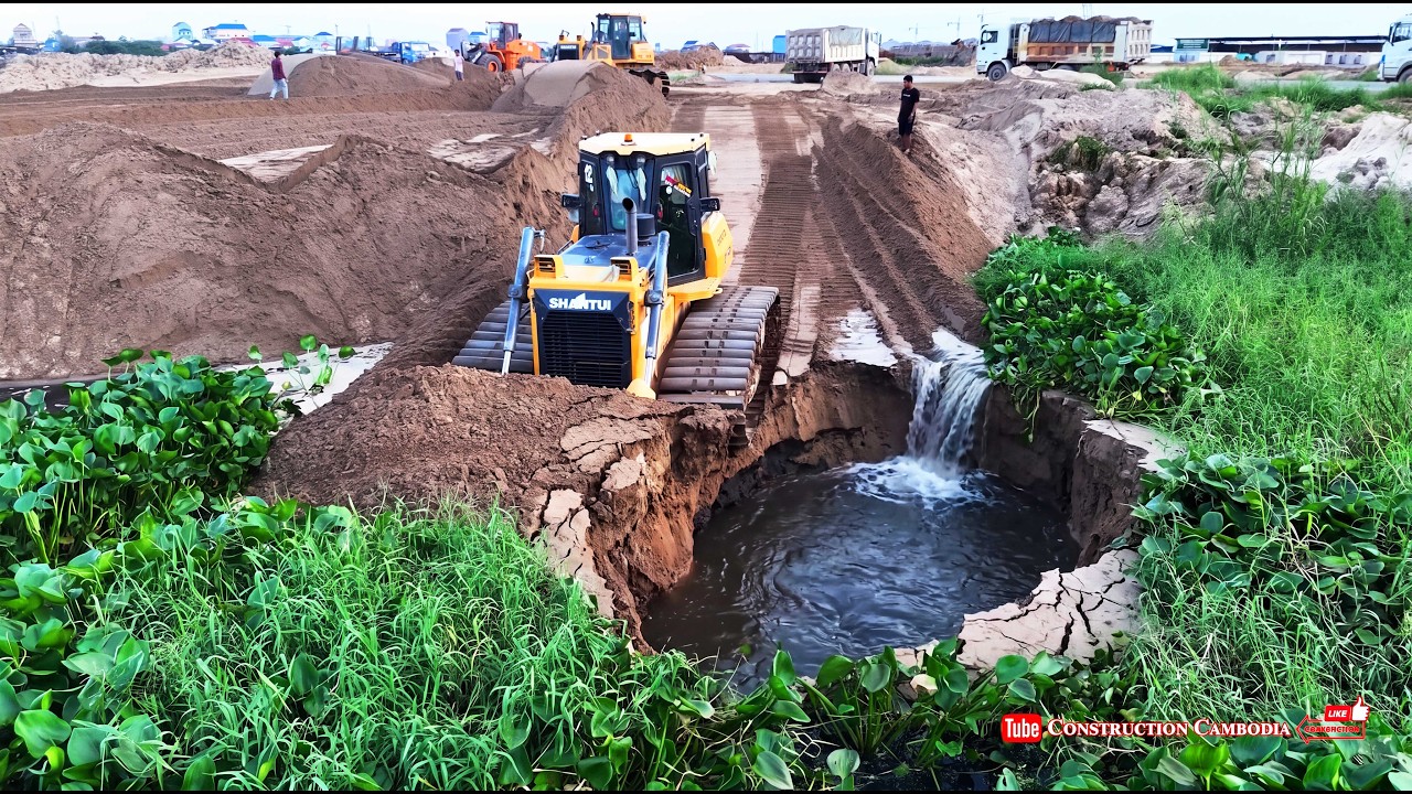 Powerful Shantui Dozer Operating Techniques Pushing Sand & Dump Trucks Dump Sand to Fill Deep Water