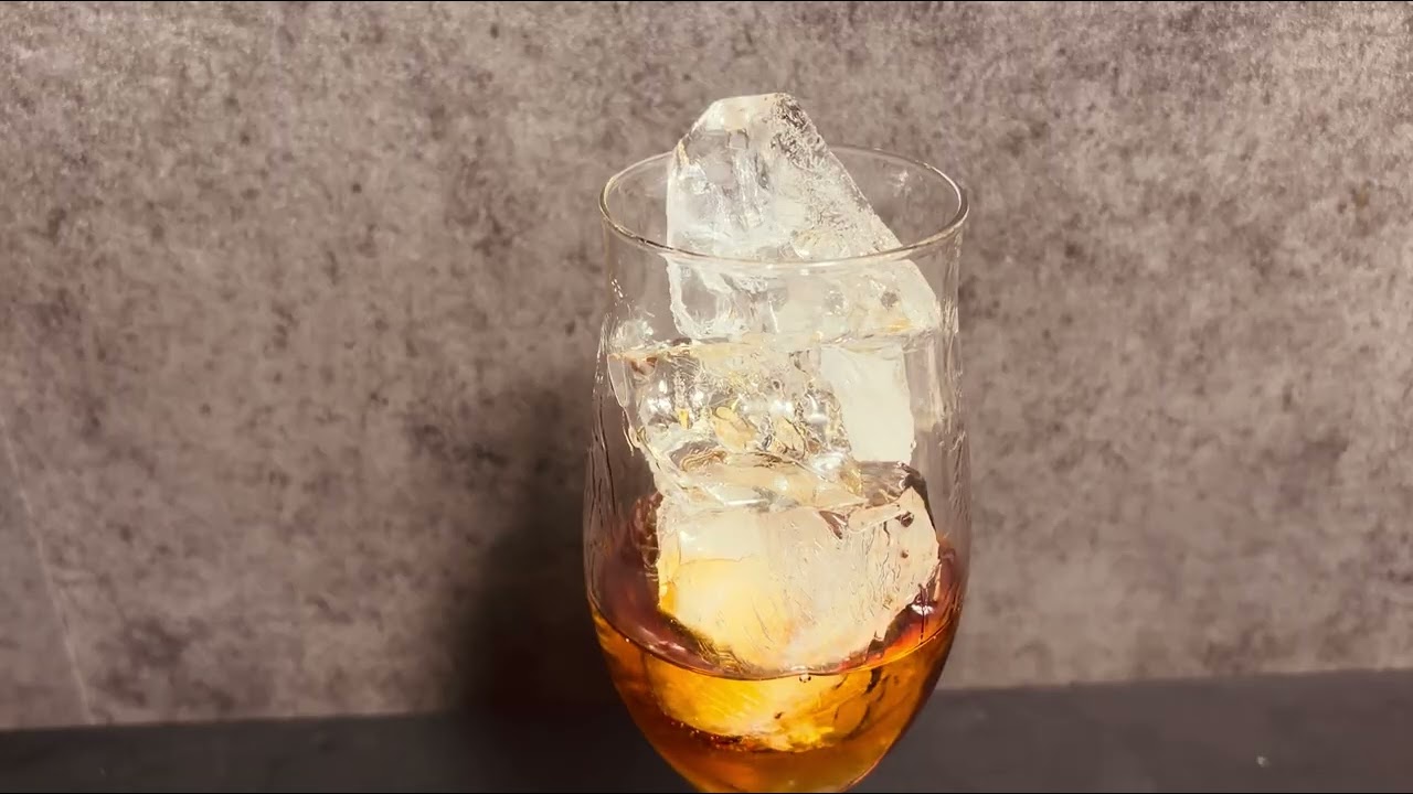 ただ「アマレット・コーク（コーラ）」を作って飲んでるだけの動画