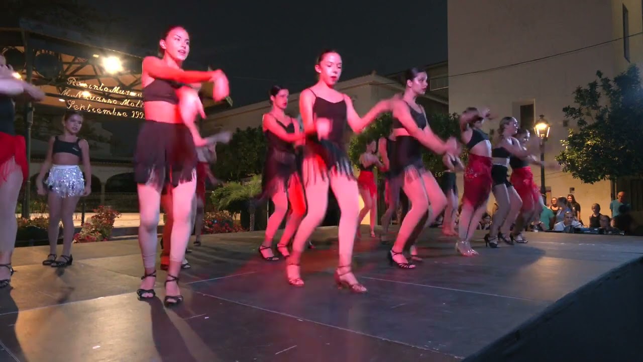 La Escuela de Baile de Martina Tessaro actúa en la Plaza del Reloj