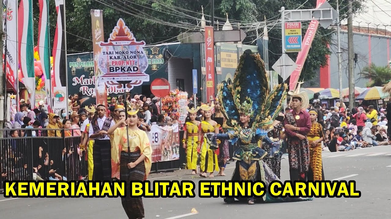 PERTUNJUKAN TARI MOKO NONA NTT DARI BPKAD KOTA BLITAR DALAM BLITAR ETHNIC CARNIVAL ALUN ALUN BLITAR