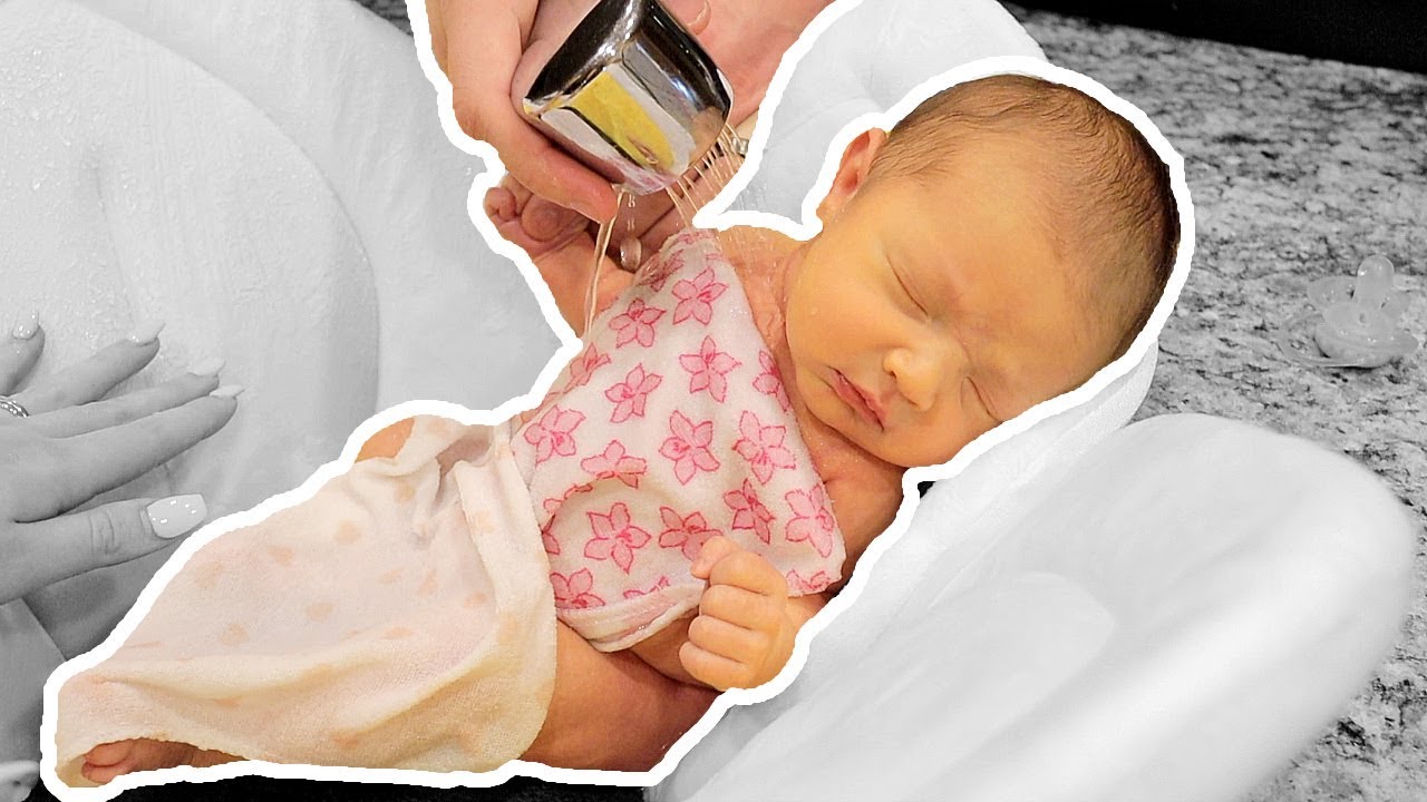 GIVING OUR NEWBORN HER FIRST BATH!!! *CUTENESS OVERLOAD*