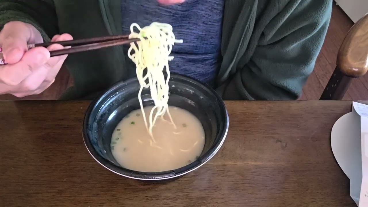 3COINS +plue で、購入したカップ麺の、博多豚骨ラーメンを、昼時に作り、堪能している所を、撮影してみました。